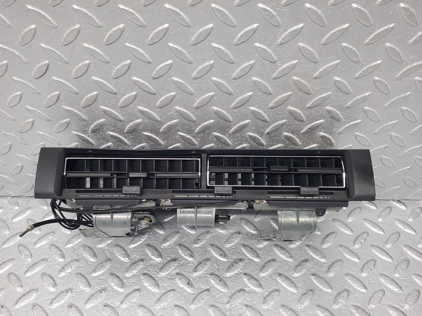 45925 Mercedes-Benz W126 420SE Dashboard Centre Air Vent 1268300654 1268310030 1268310130