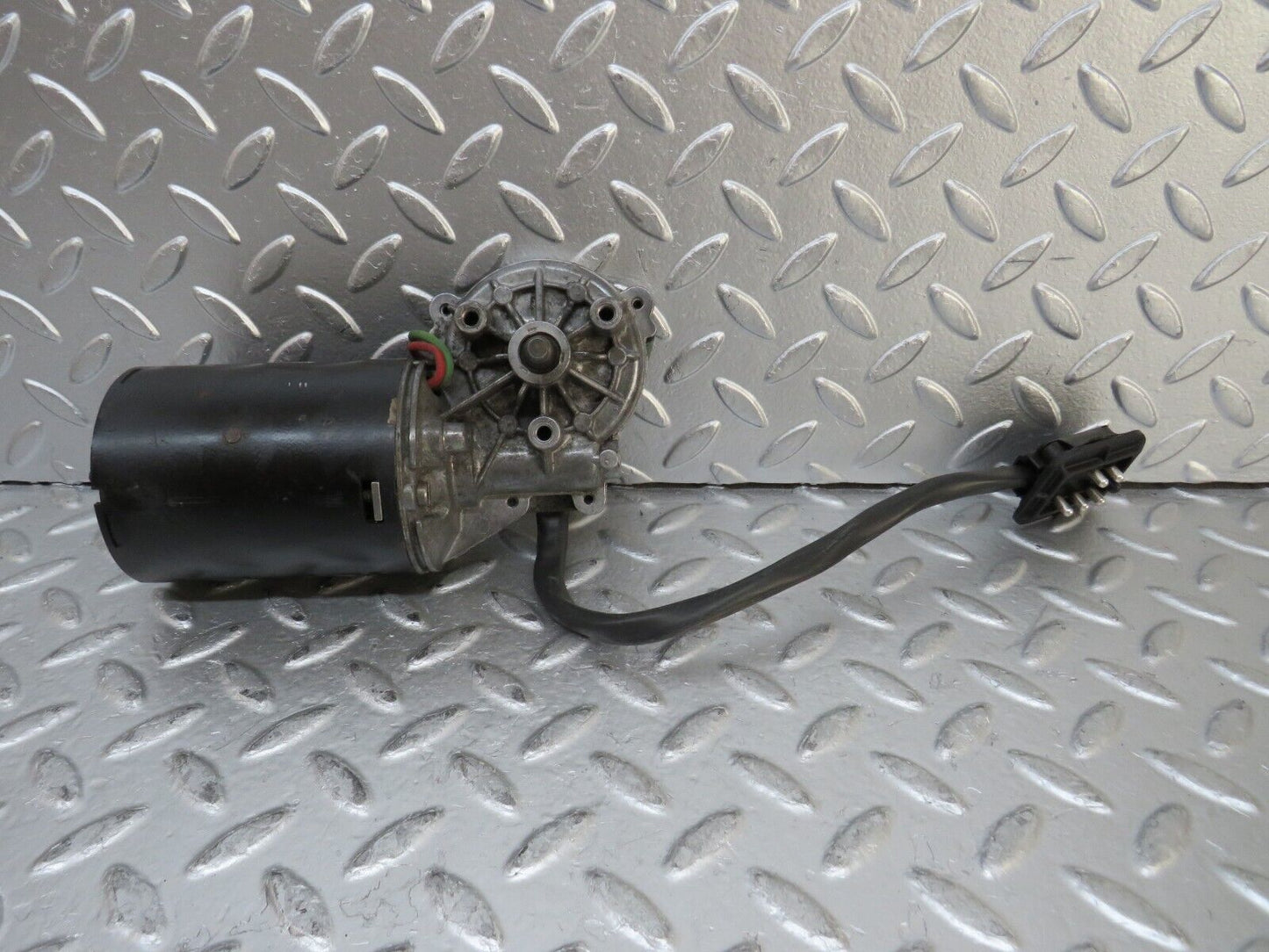 26923 Mercedes-Benz W123 240D Wiper Motor Bosch 0390341077