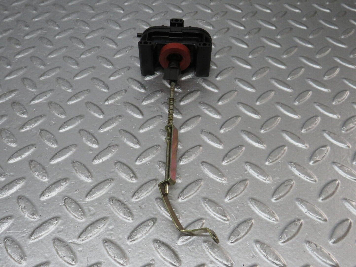 34333 Mercedes-Benz C126 380SEC Coupe Trunk Lock Vacuum Actuator