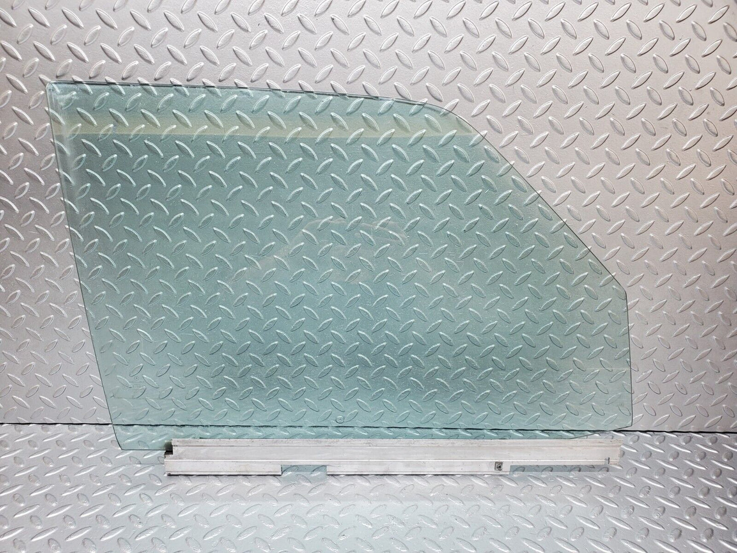 45800 Mercedes-Benz W126 420SE Front Right Door Window Glass