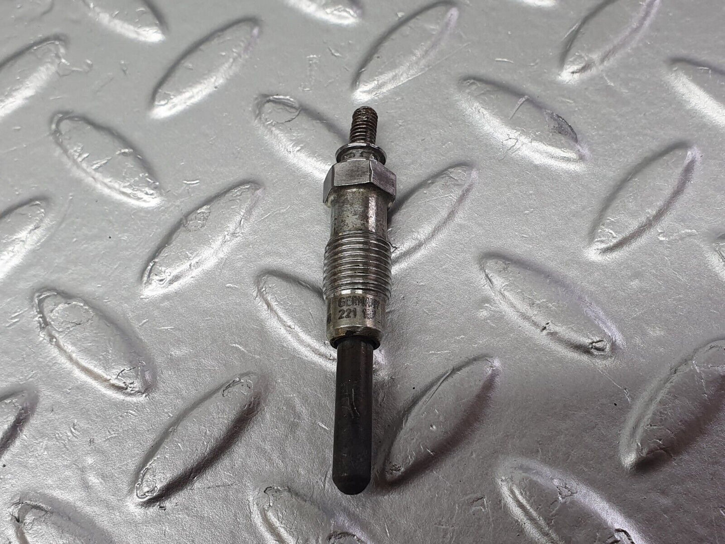 40848 Mercedes-Benz W123 300D Glow Plug Beru 0100221107