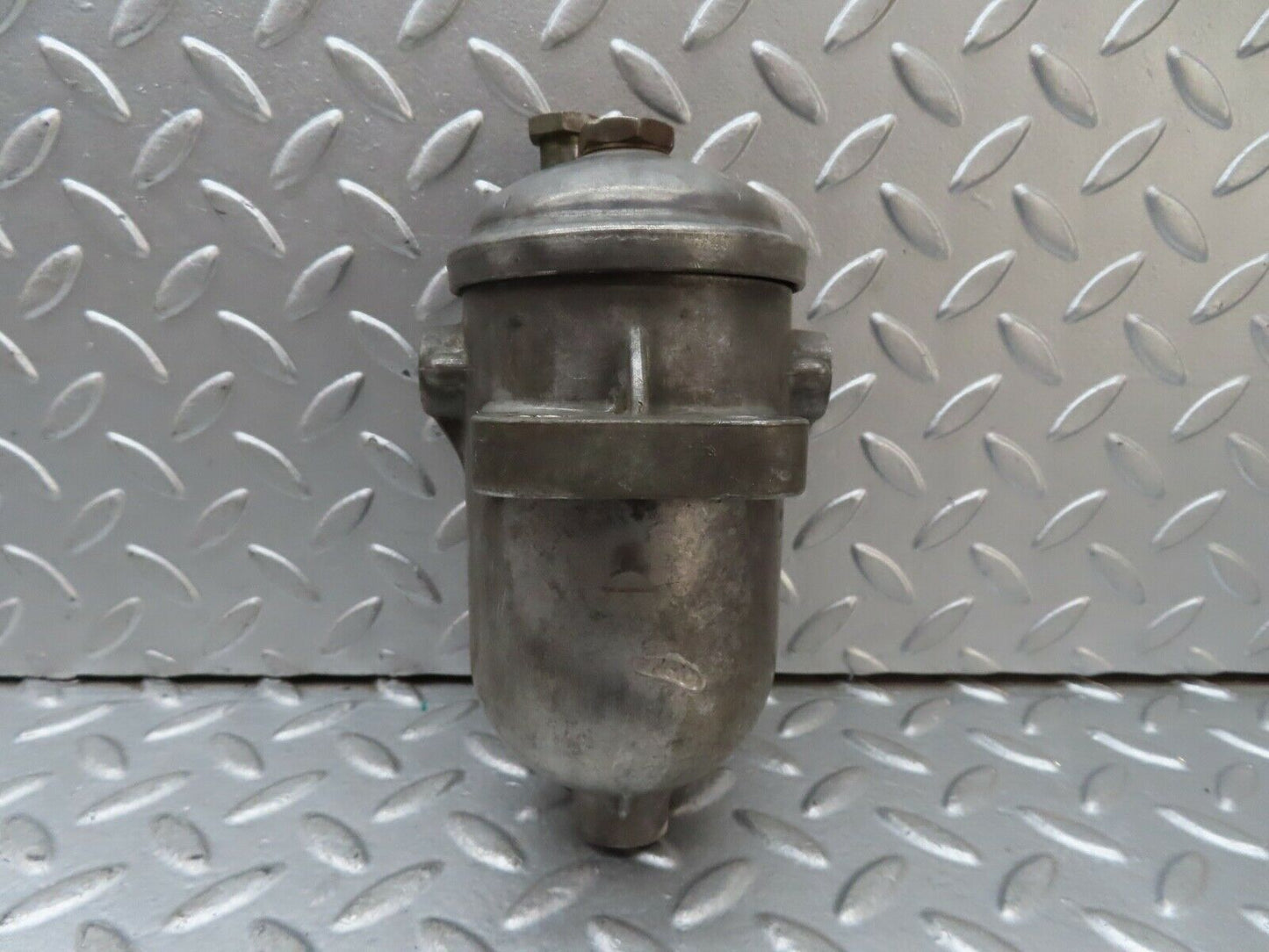 19224 Mercedes-Benz W123 300D Fuel Filter Housing 0450101011