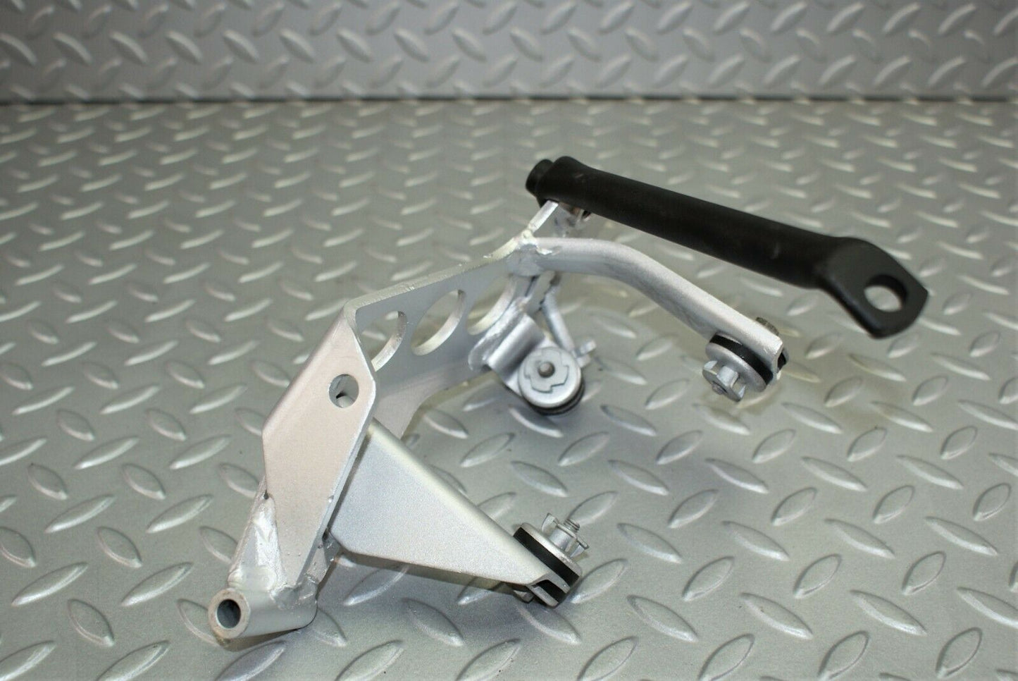2999 Mercedes-Benz C123 280CE Coupe Power Steering Pump Holder Bracket