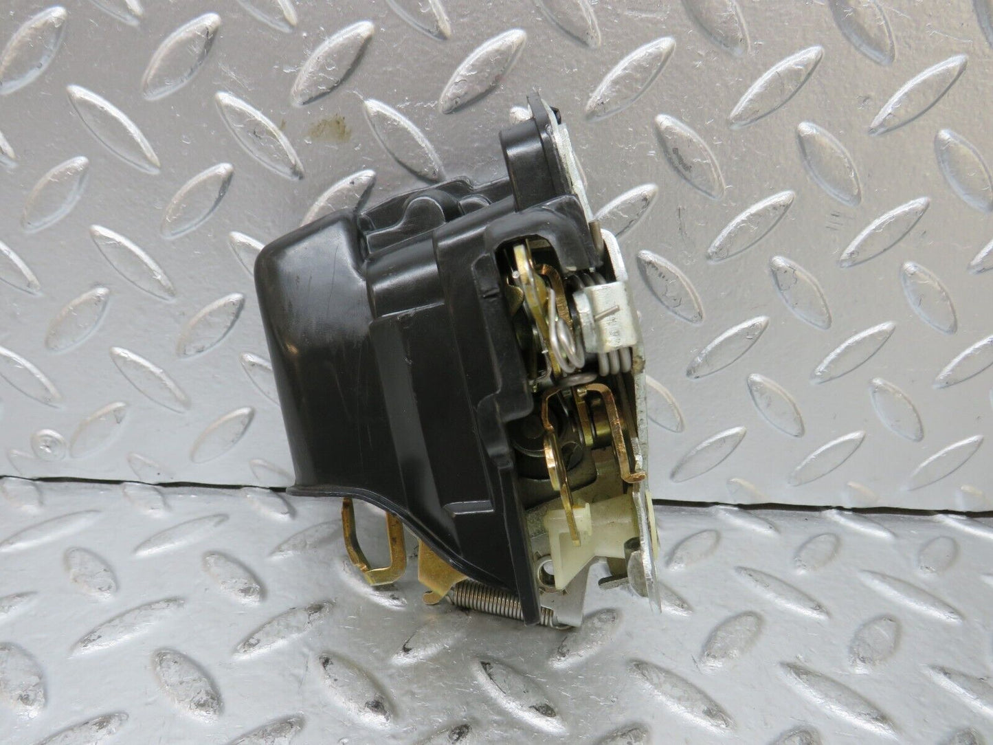 27402 Mercedes-Benz W123 280E Front Right Door Lock Mechanism 1237230208