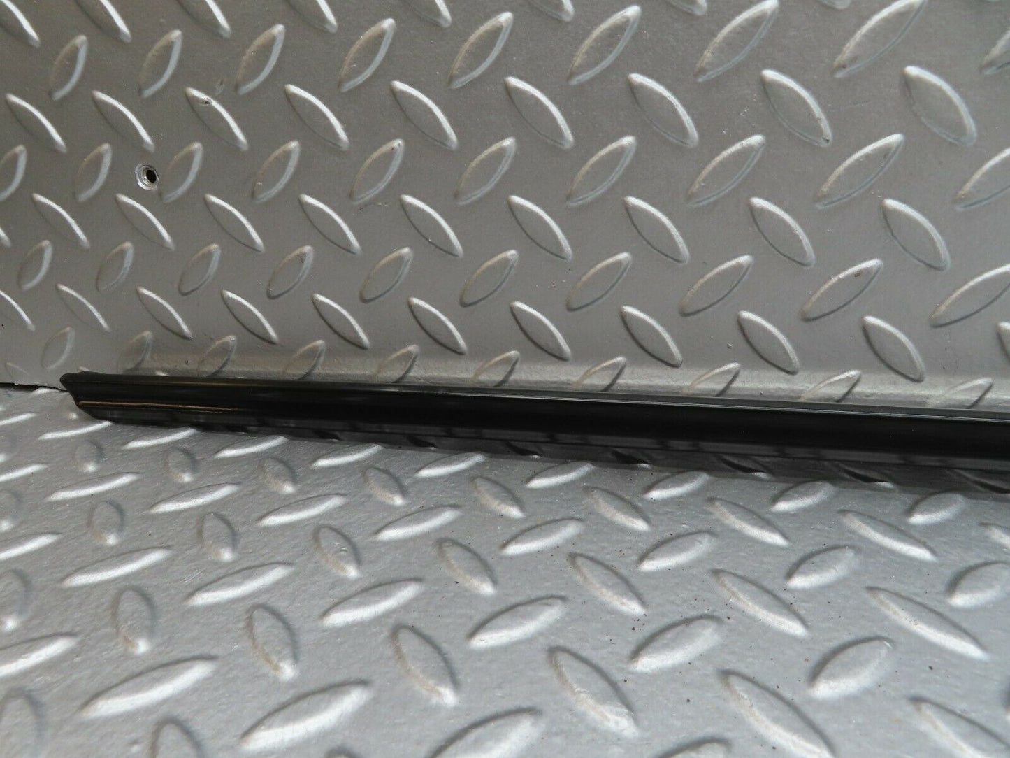 18004 Mercedes-Benz W123 200 Front Right Fender Wing Centre Moulding Trim