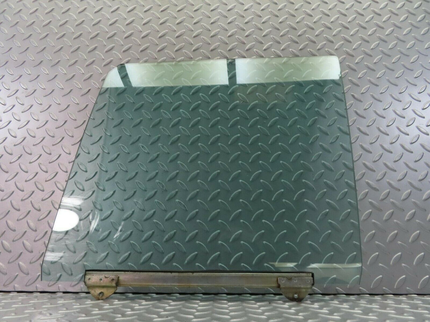 7864 Mercedes-Benz W115 220D Front Left Door Window Glass