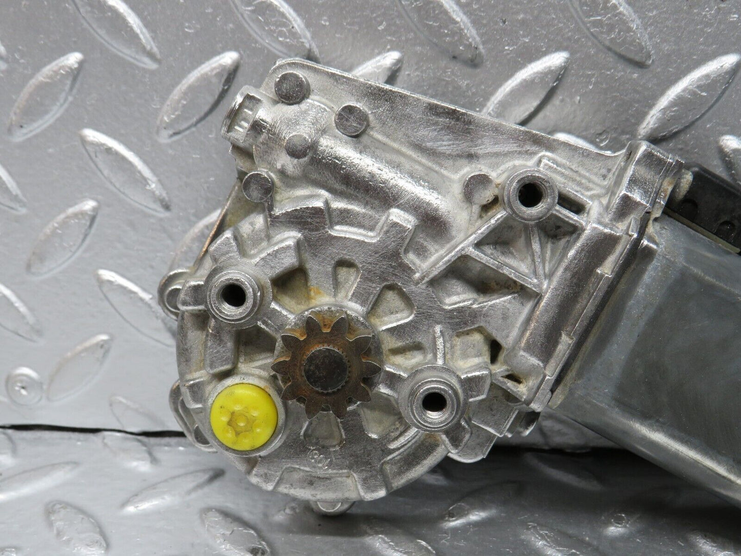 31196 Mercedes-Benz S124 220TE Window Regulator Motor Right Bosch 0130821285