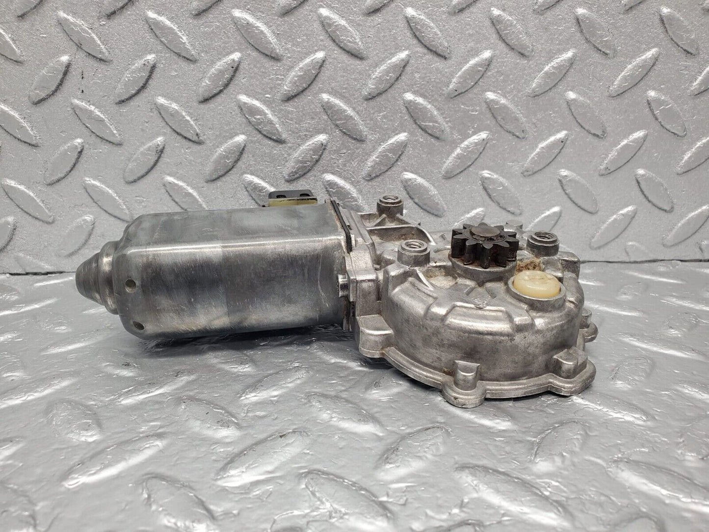 30310 Mercedes-Benz W124 230E Window Regulator Motor Left Bosch 0130821284