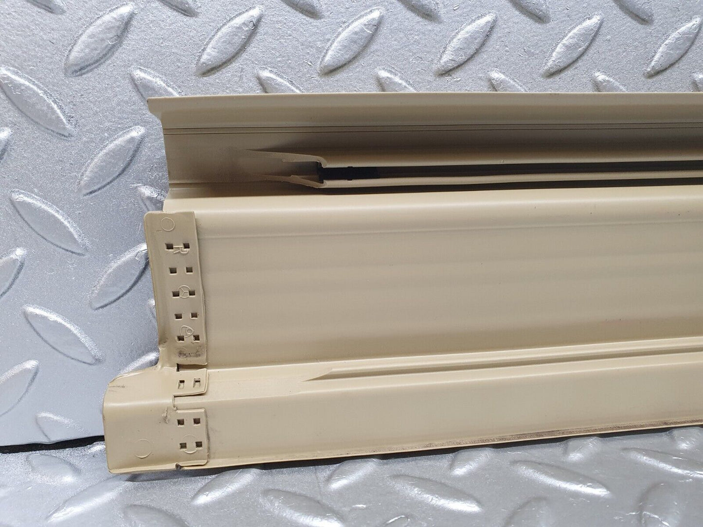 40908 Mercedes-Benz W126 300SE Rear Right Door Sill Trim Beige