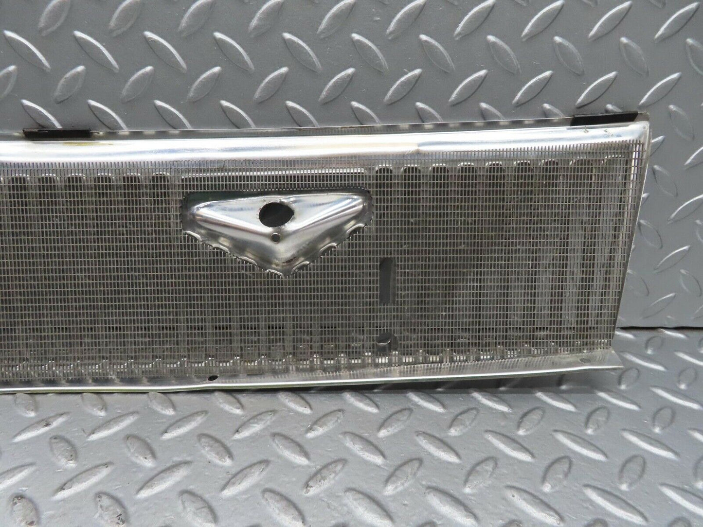 14208 Mercedes-Benz W116 350SE Air Intake Chrome Grill