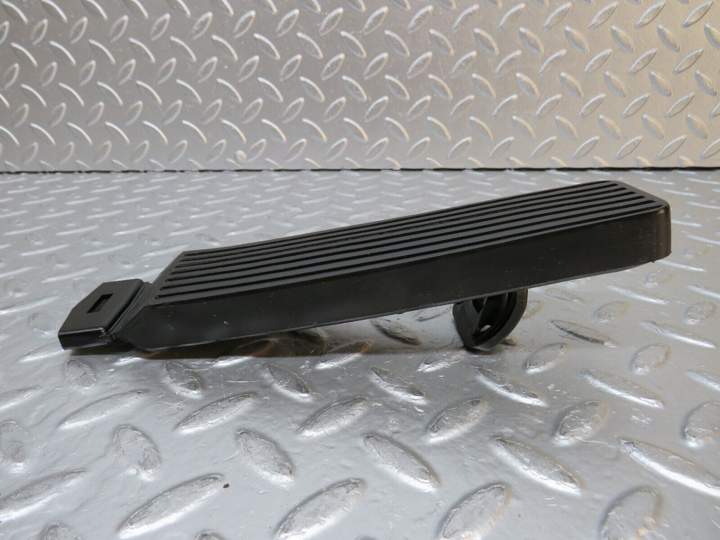 30638 Mercedes-Benz W201 190E 2.0L Accelerator Pedal & Rubber 1263000504