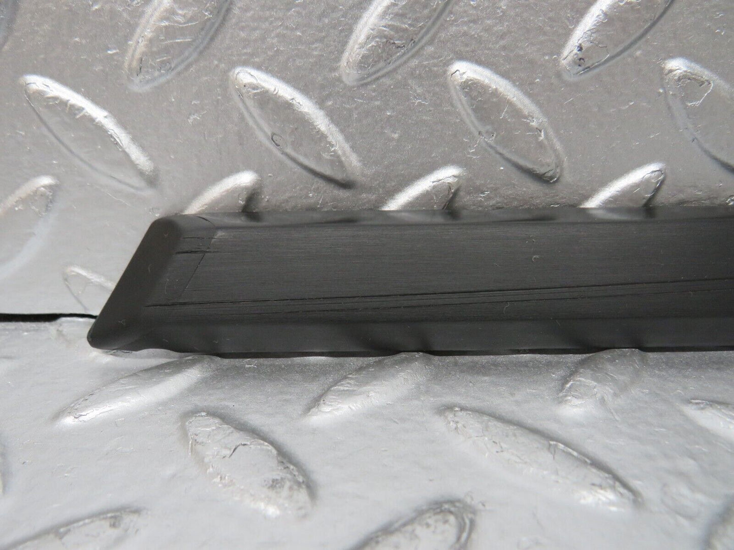 30780 Mercedes-Benz W201 190E 2.0L Front Right Fender Wing Centre Moulding Trim