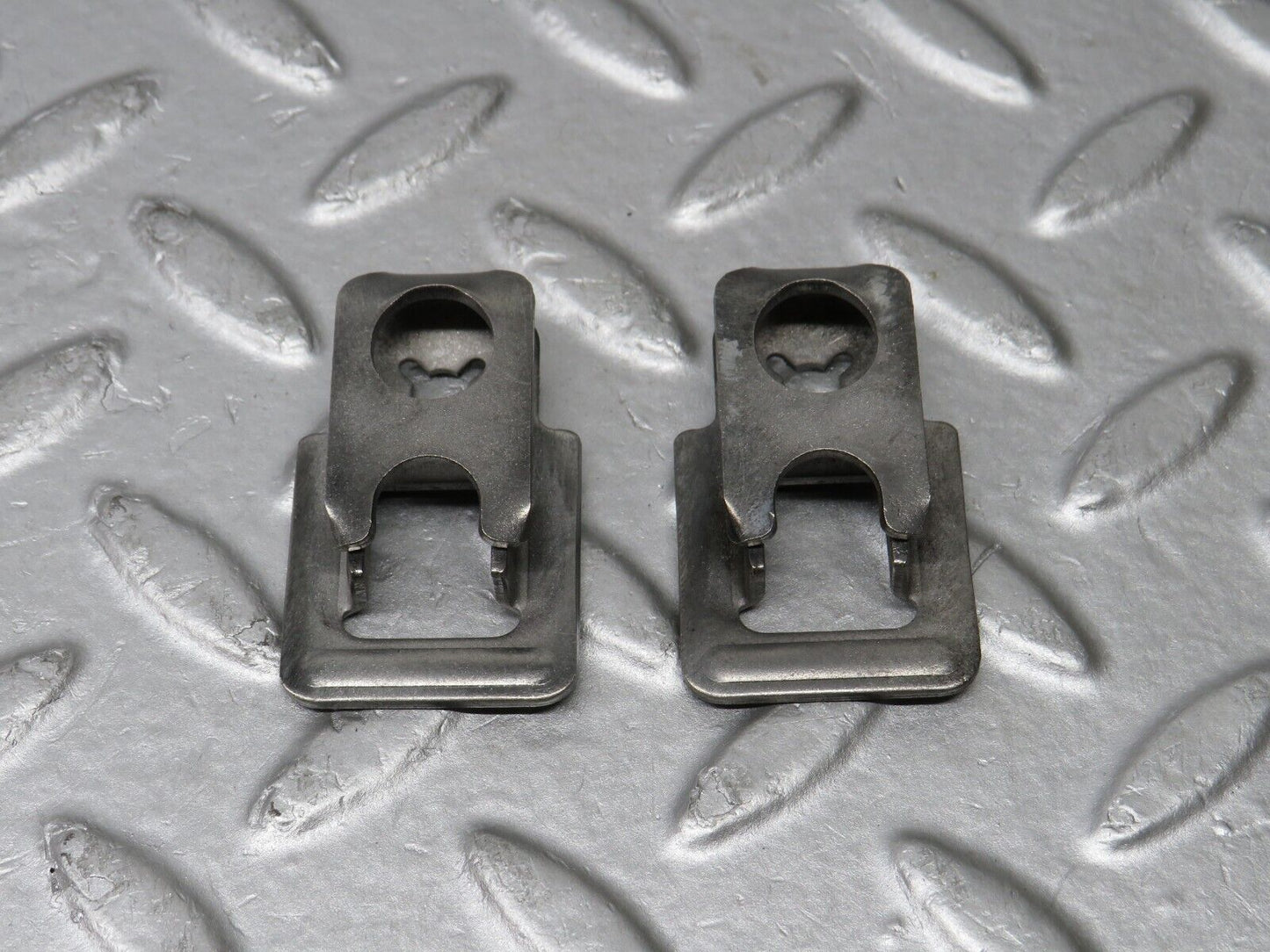 39031 Mercedes-Benz W201 190E 2.6L Fuel Injector Bracket 2x