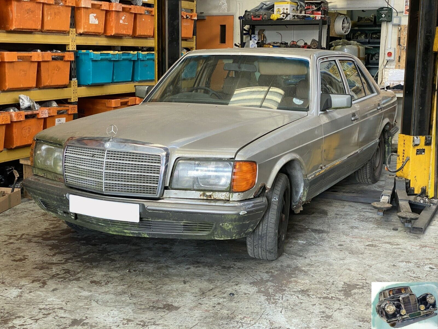 6242 Mercedes-Benz W126 380SE Seat Runner Mechanism Front Right 1268200007