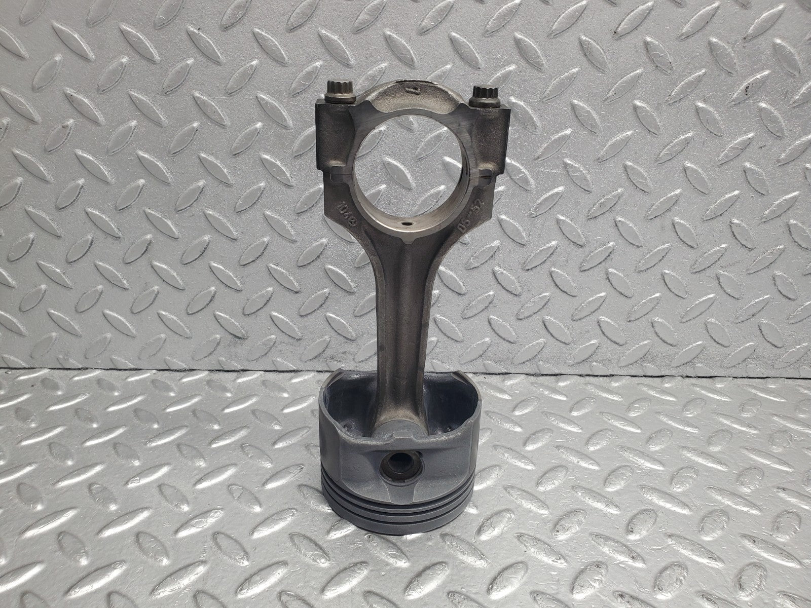 W124 Wagon piston with connecting rod used OEM