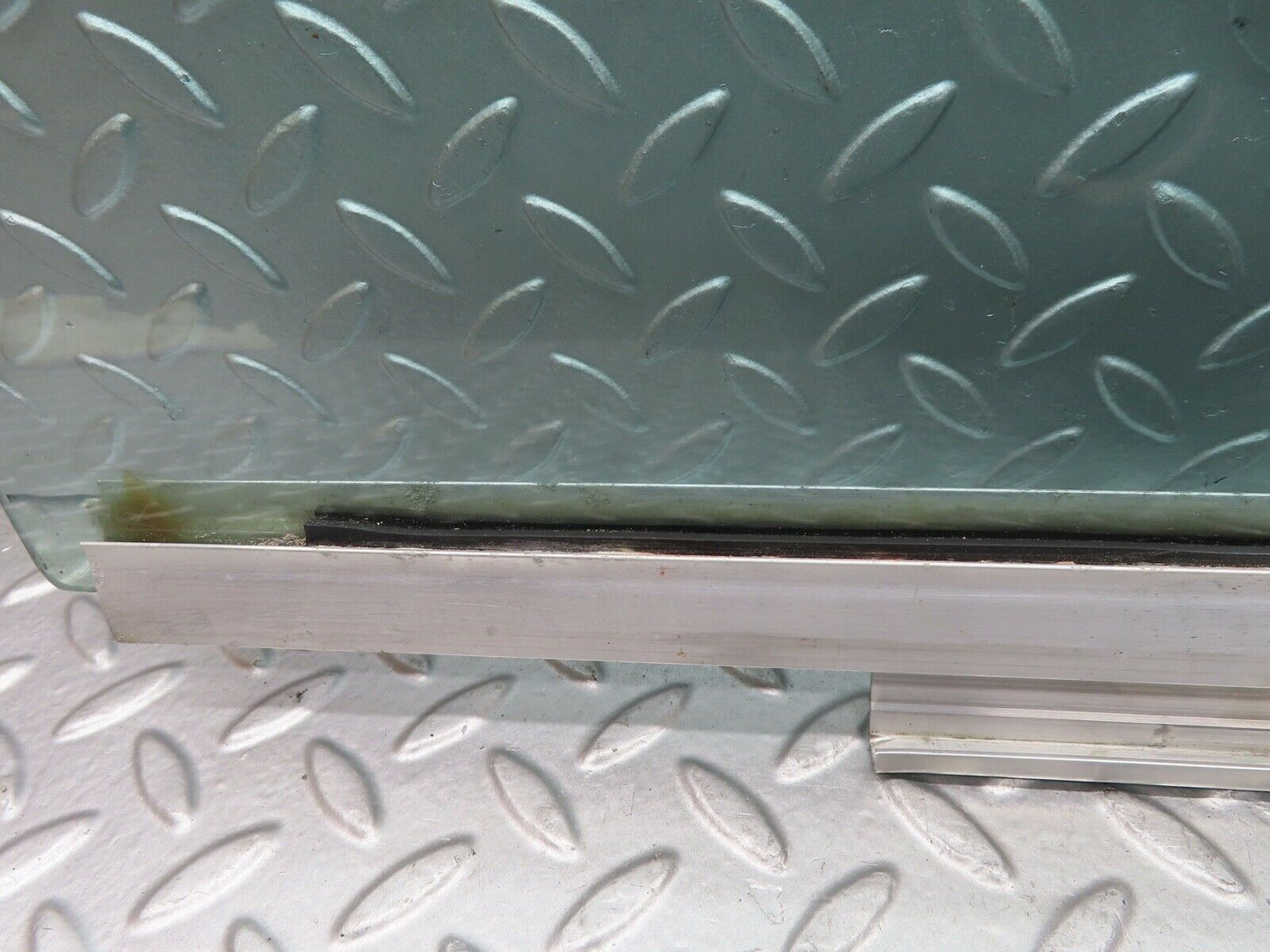 21604 Mercedes-Benz W126 300SE Rear Right Door Window Glass