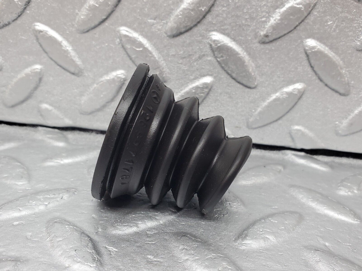 45851 Mercedes-Benz W126 420SE Brake Servo Vacuum Pipe Rubber Cover 1269971781