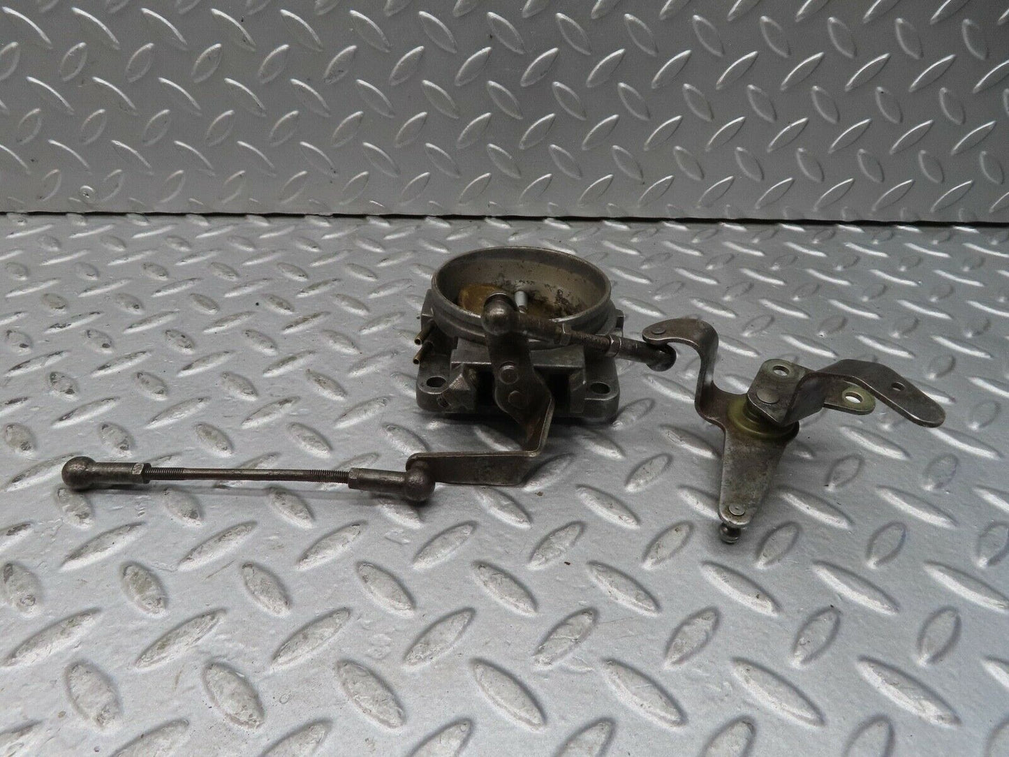 17048 Mercedes-Benz C123 280CE Coupe Throttle Body Valve & Linkage 0011404153