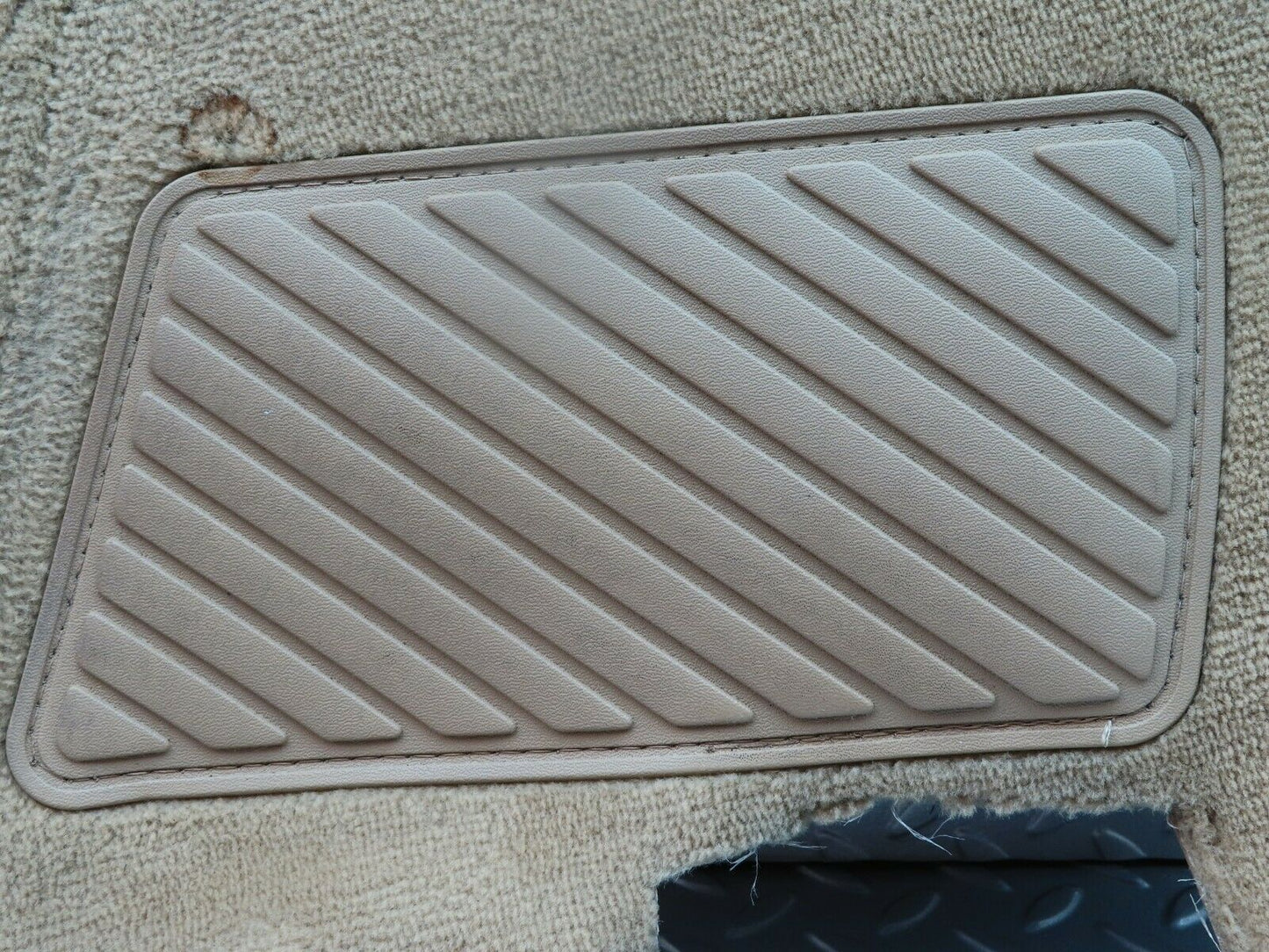 5428 Mercedes-Benz W124 230E Centre Console Carpet Right Side Beige