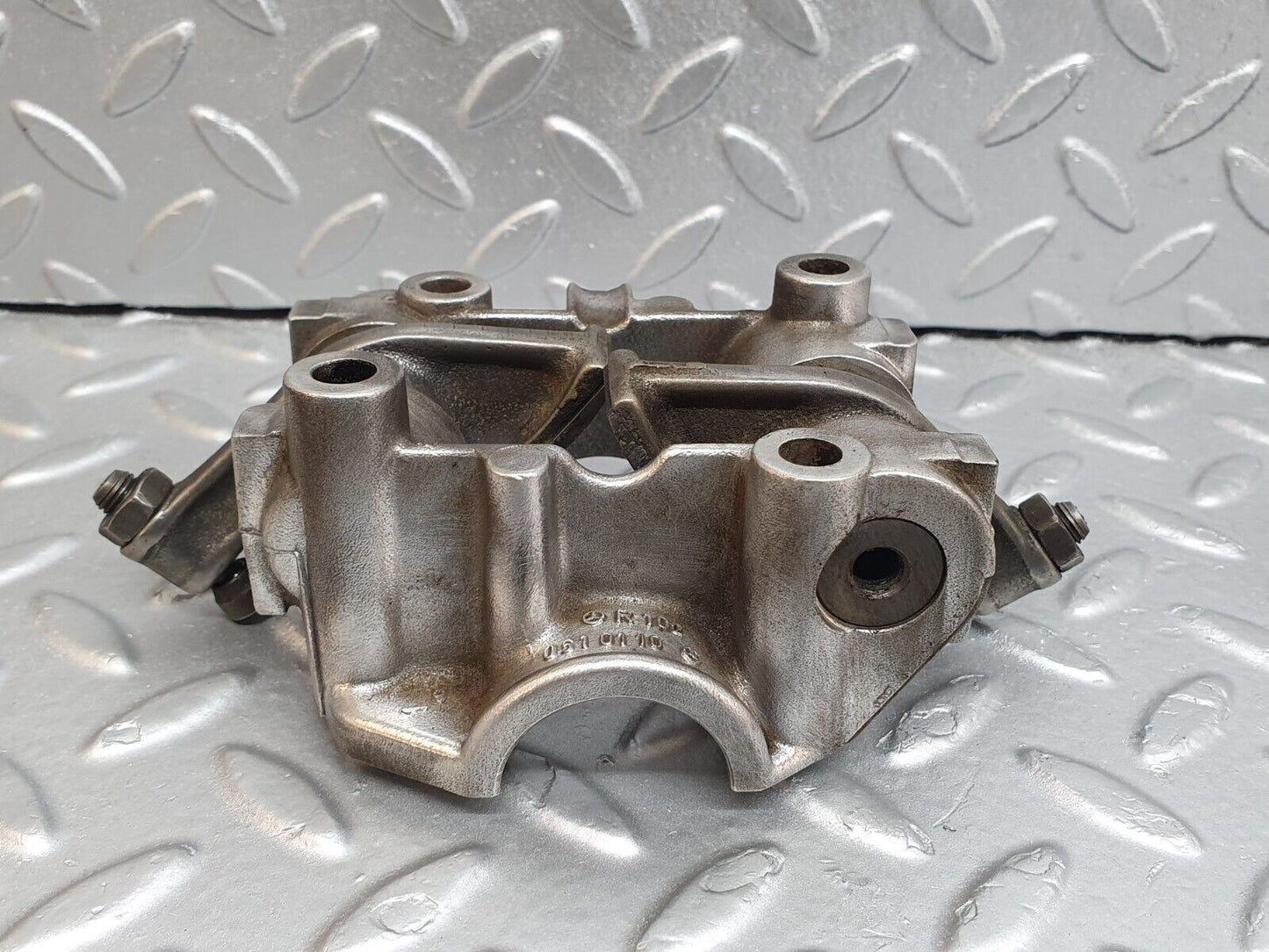 43067 Mercedes-Benz W123 Rocker Arms Camshaft Bearing Block 1020510110
