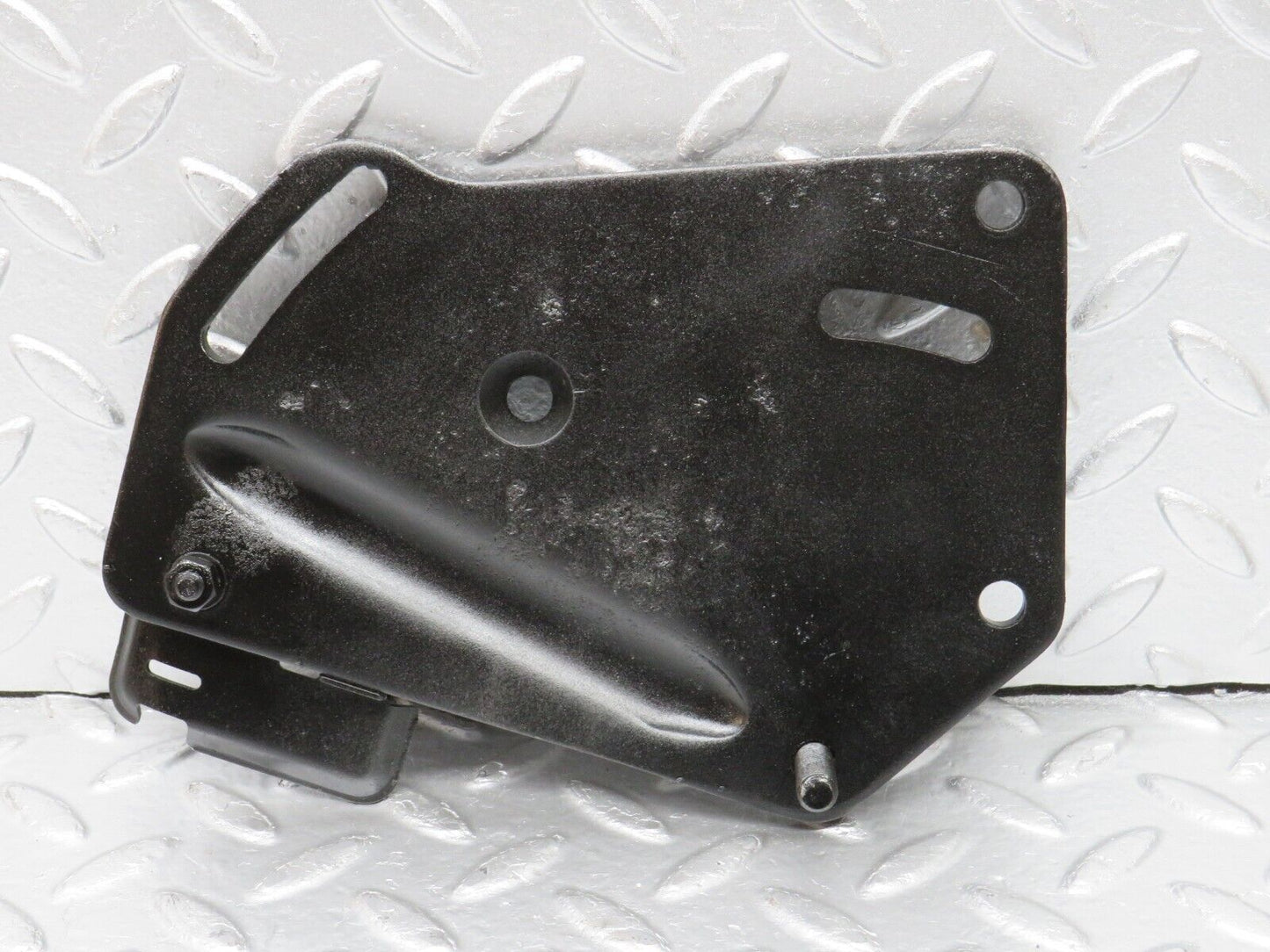 32945 Mercedes-Benz C107 R107 450 V8 Power Steering Pump Bracket