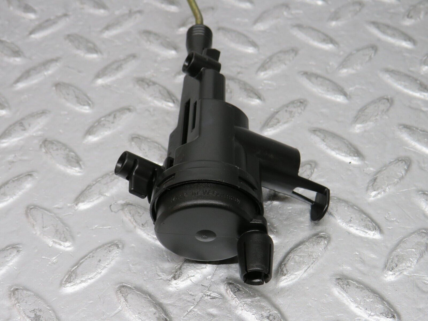 37773 Mercedes-Benz A124 320E Cabriolet Trunk Lock Vacuum Actuator