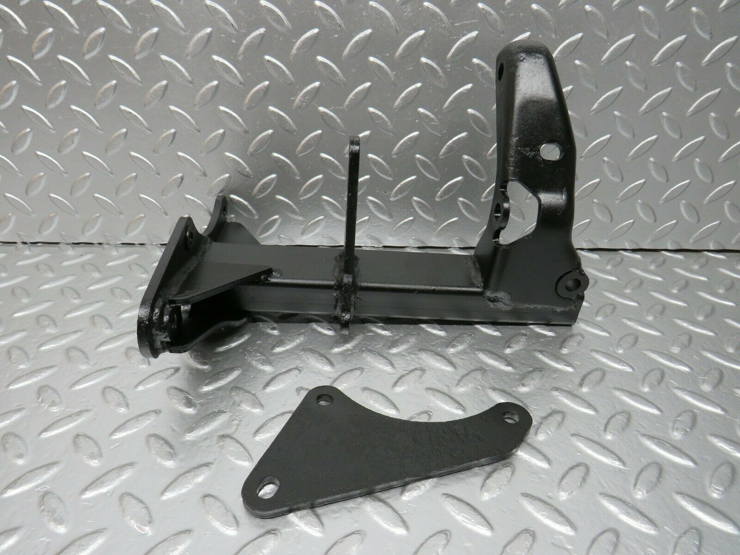 23914 Mercedes-Benz C107 450SLC Coupe Air Condition Compressor Mount Bracket