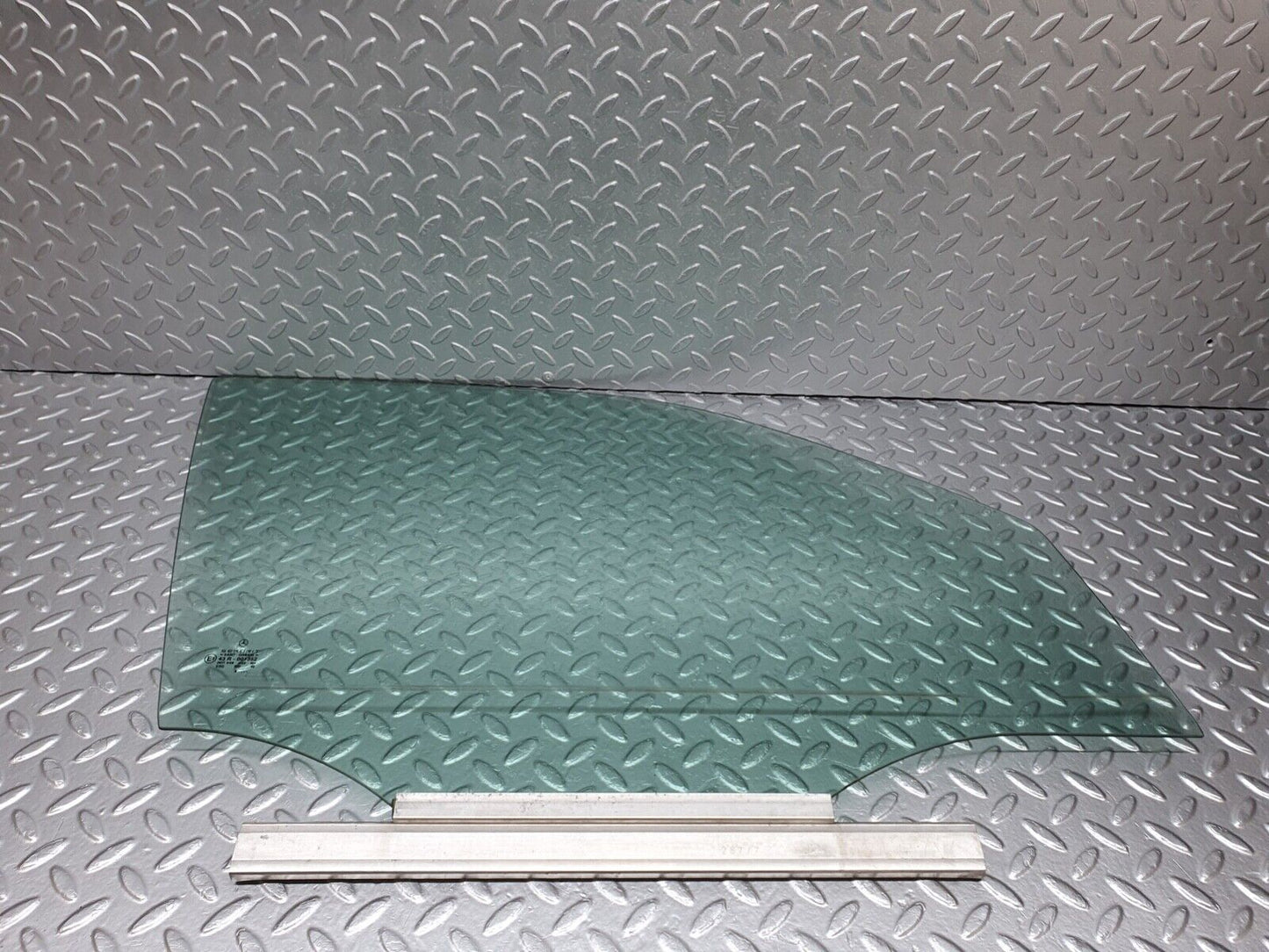 41993 Mercedes-Benz W202 C200 Front Right Door Window Glass