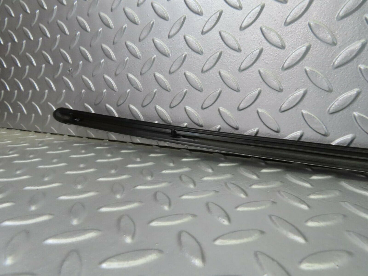 10267 Mercedes-Benz W123 Front Left Fender Centre Moulding Trim