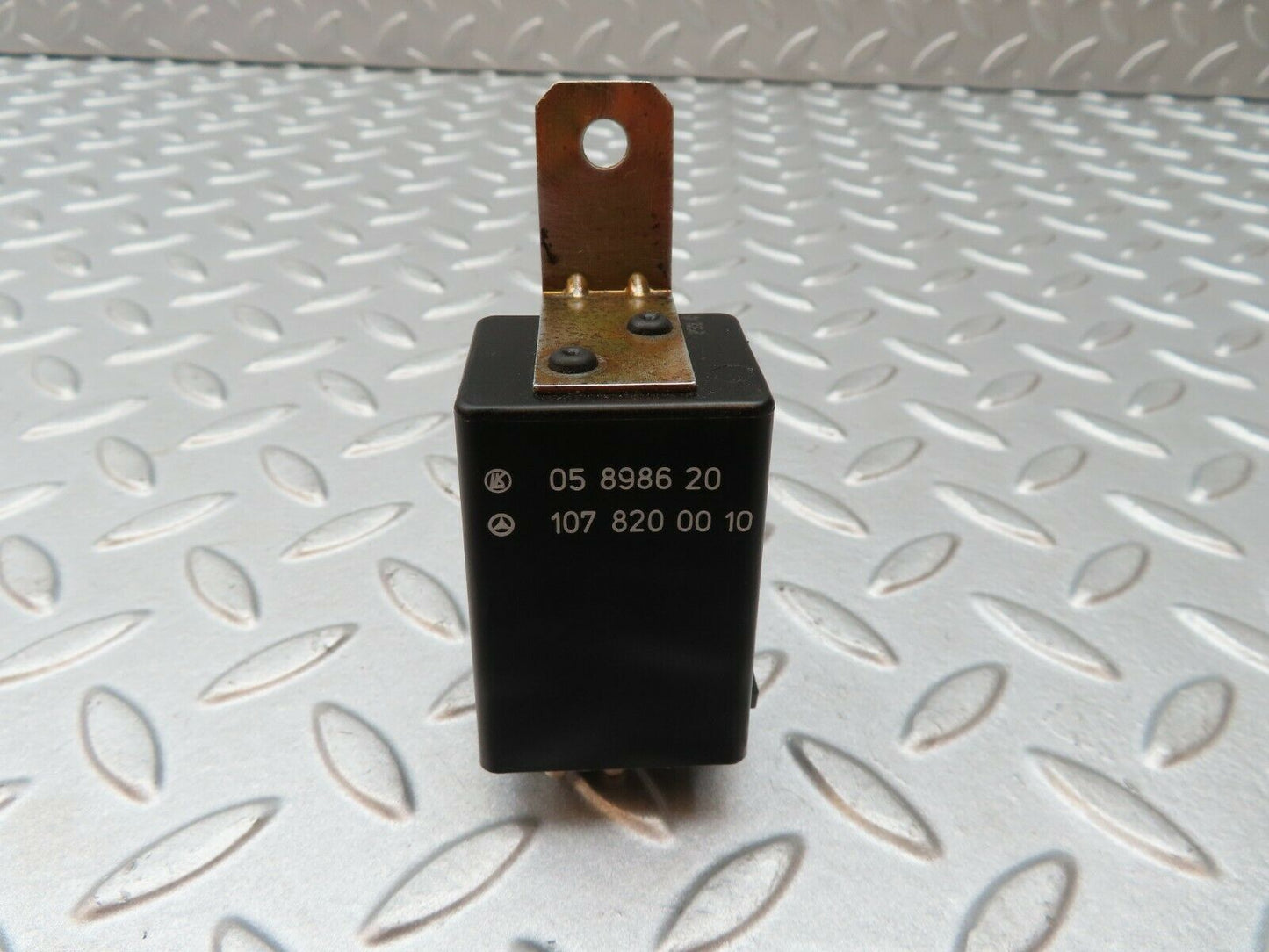 4352 Mercedes-Benz W123 230E Rear Heated Window Relay 1078200010