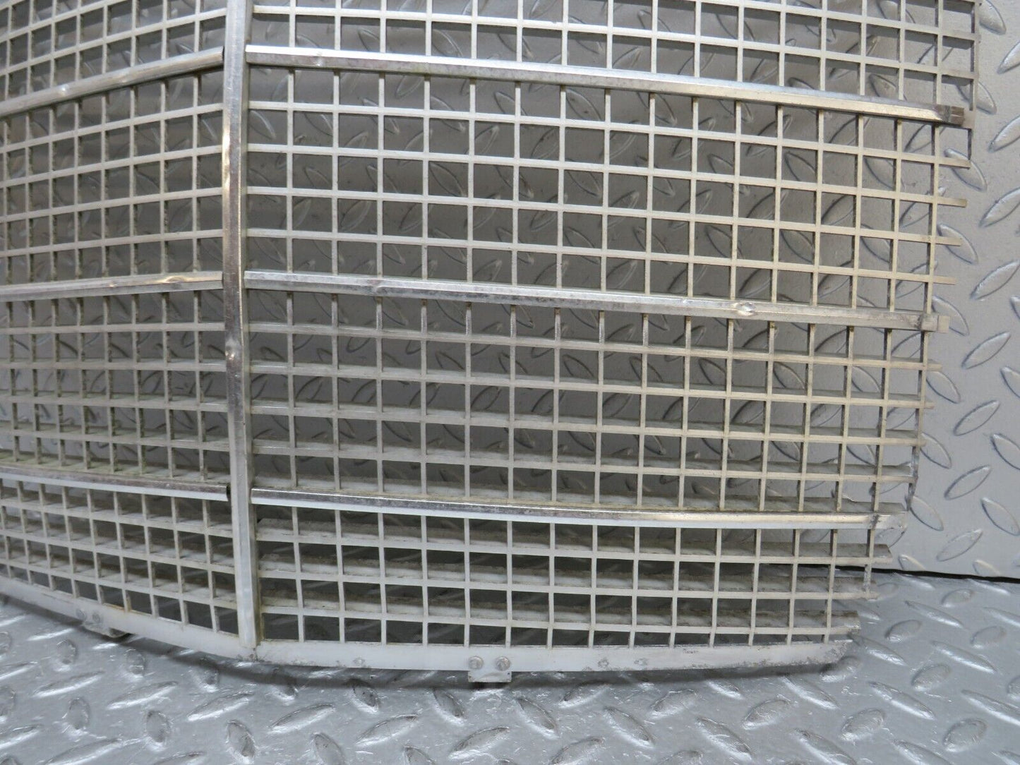37583 Mercedes-Benz W109 300SEL Bonnet Grill