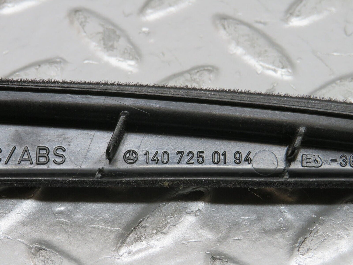 25043 Mercedes-Benz W140 S320 Front Door Window Trim Pair 1407250194 140725029