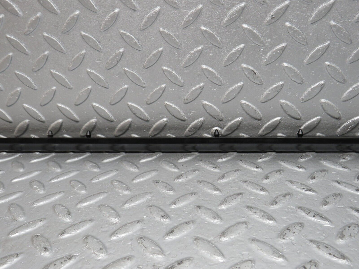 40639 Mercedes-Benz W123 300D Front Left Fender Wing Centre Moulding Trim