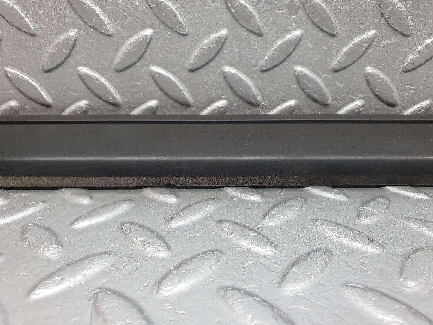 41682 Mercedes-Benz W124 200E Front Left Door Centre Moulding Trim