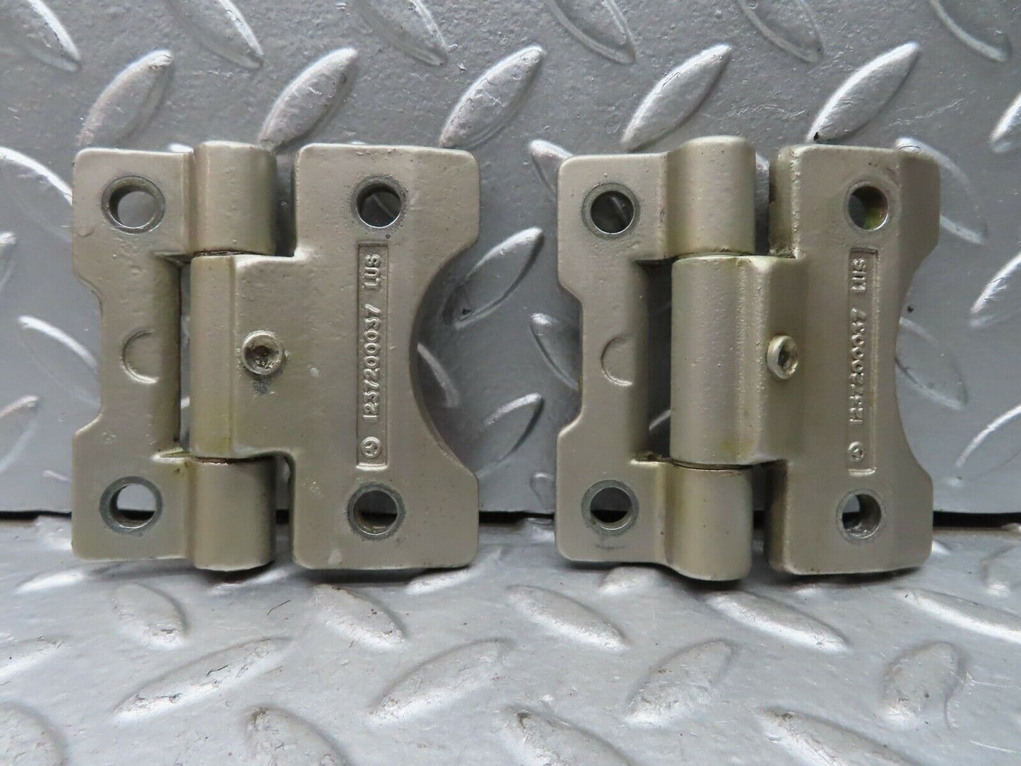 21488 Mercedes-Benz W126 300SE Door Hinges Pair 1237200037