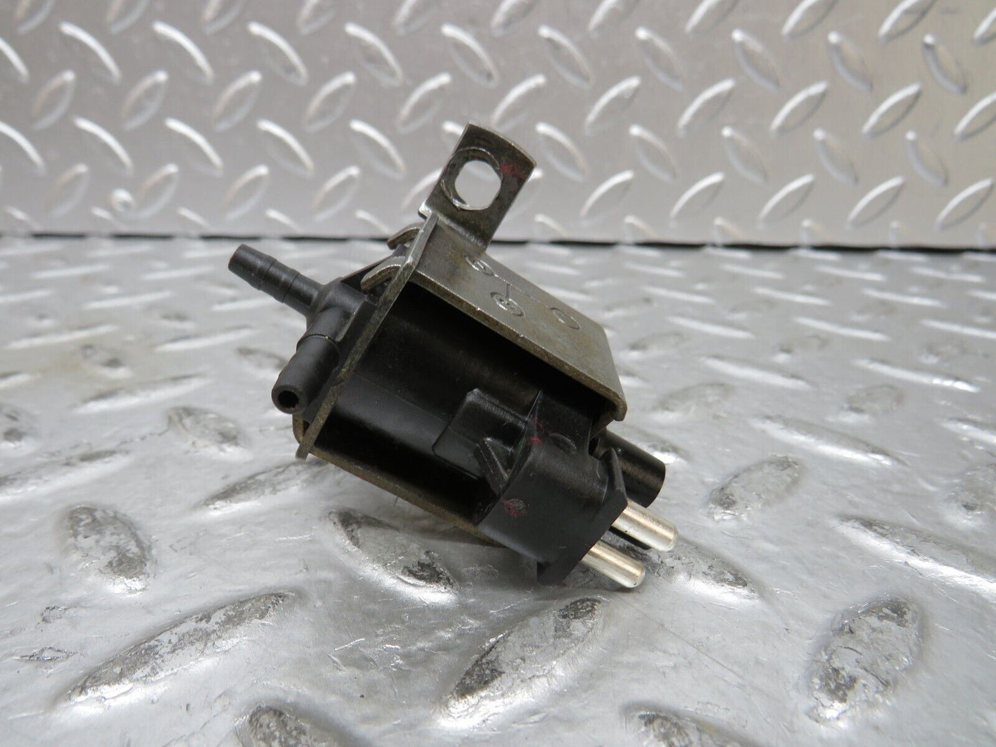 27400 Mercedes-Benz W123 280E Vacuum Control Valve Pierburg 0015407097