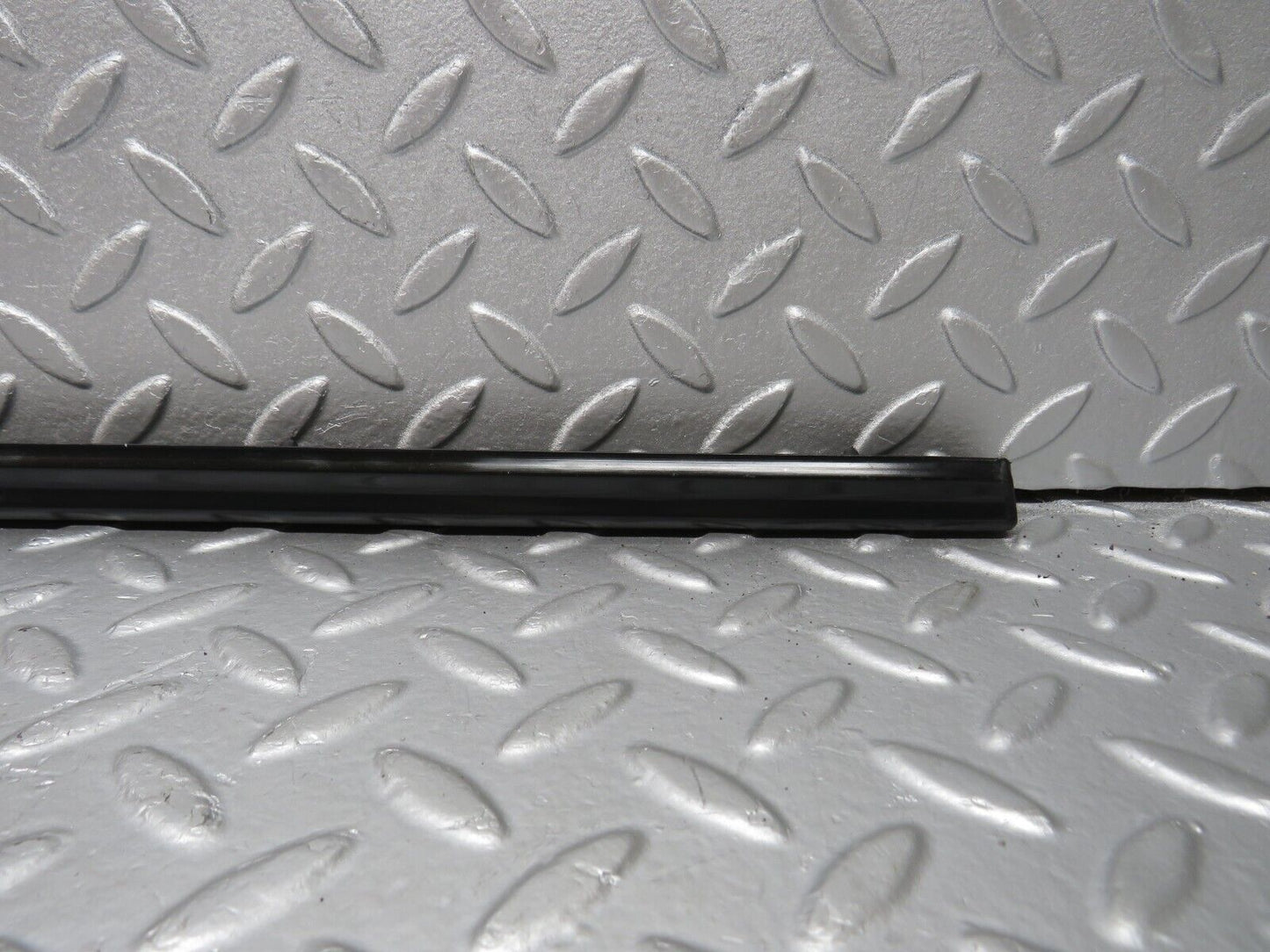 40640 Mercedes-Benz W123 300D Rear Right Door Centre Moulding Trim