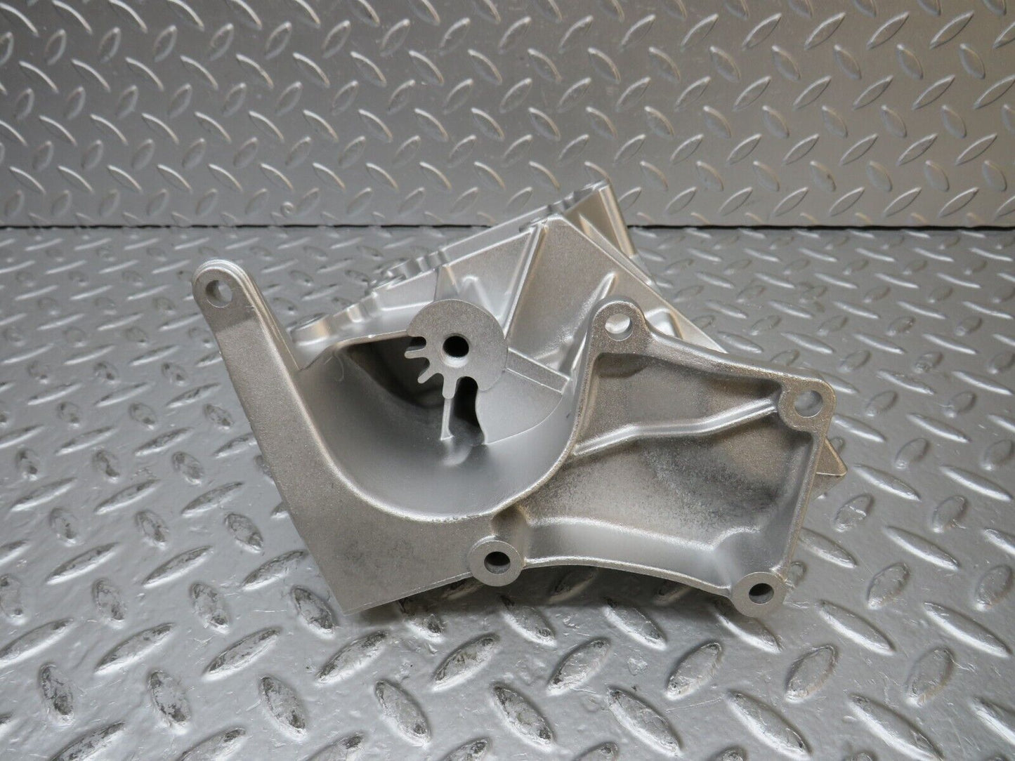 31879 Mercedes-Benz W201 190LE 1.8L Power Steering Pump Bracket 1022361330