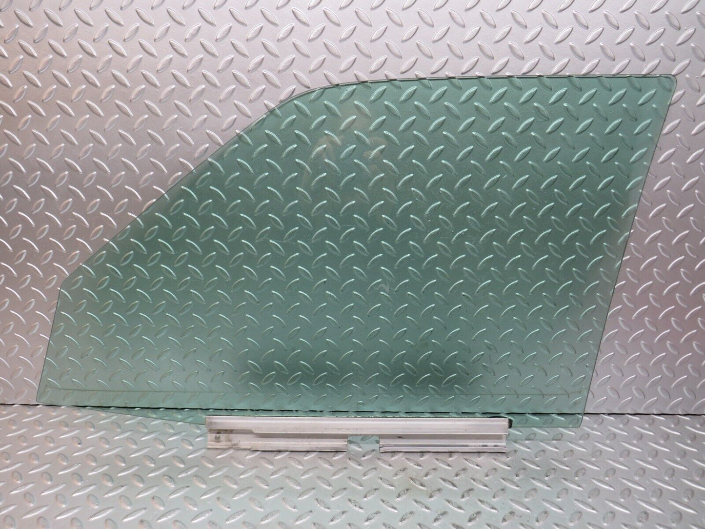 27676 Mercedes-Benz S124 300TE Wagon Front Right Door Window Glass