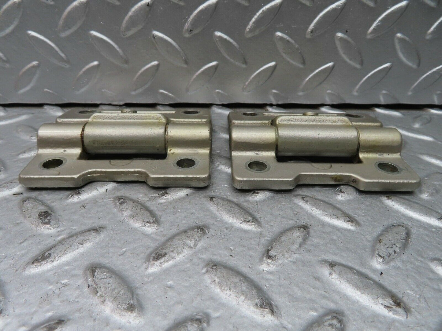 21488 Mercedes-Benz W126 300SE Door Hinges Pair 1237200037