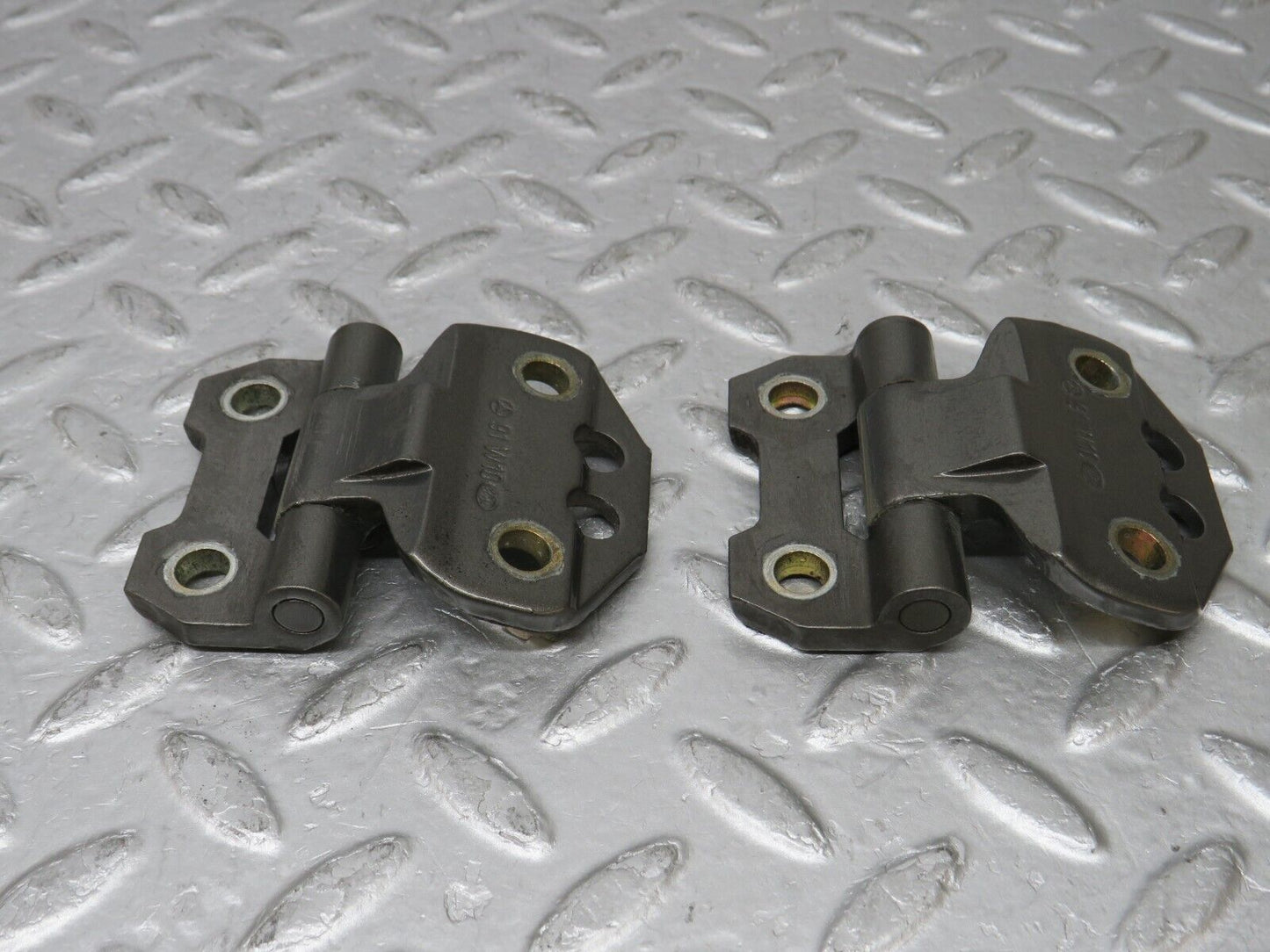 35305 Mercedes-Benz W124 Front Door Hinge Pair