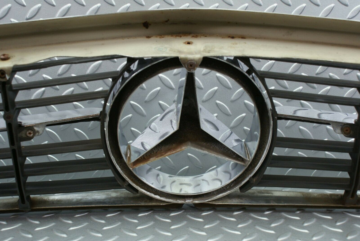 2711 Mercedes-Benz C107 350SLC Coupe Bonnet Grill Chrome