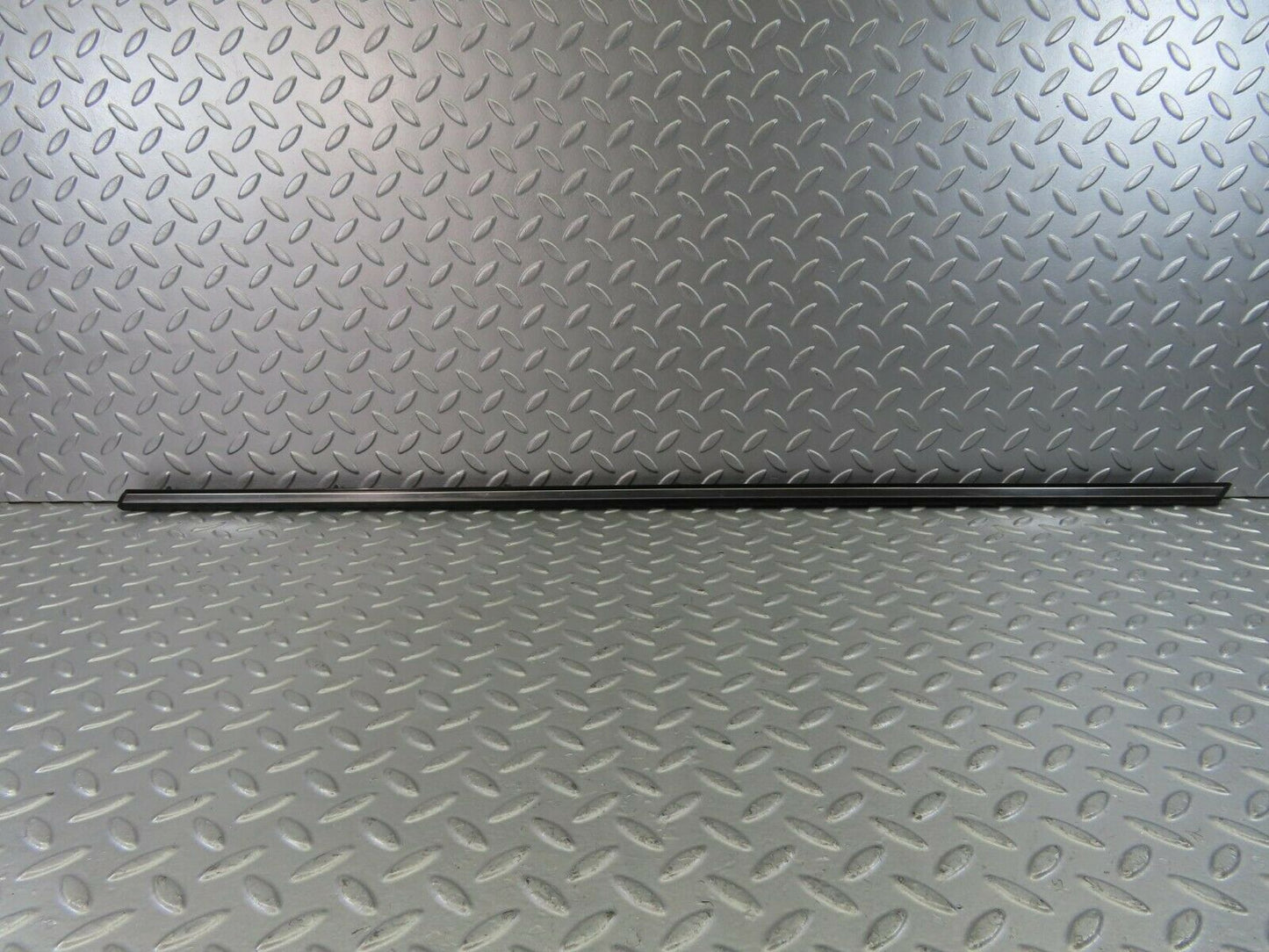10259 Mercedes-Benz W123 Front Right Door Centre Moulding Trim