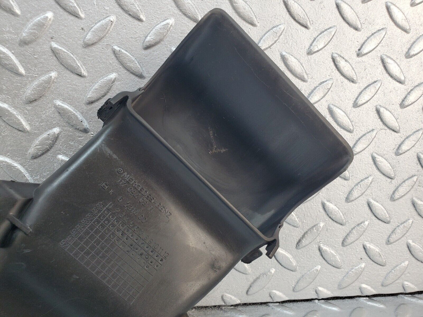 45571 Mercedes-Benz W126 420SE Air Intake Suction Pipe Left Side 1170940911