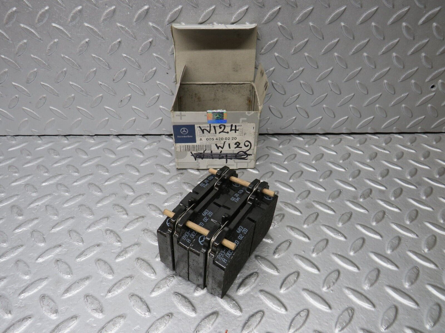 38209 Mercedes-Benz W124 R129 Genuine Front Brake Pads New 0054200220