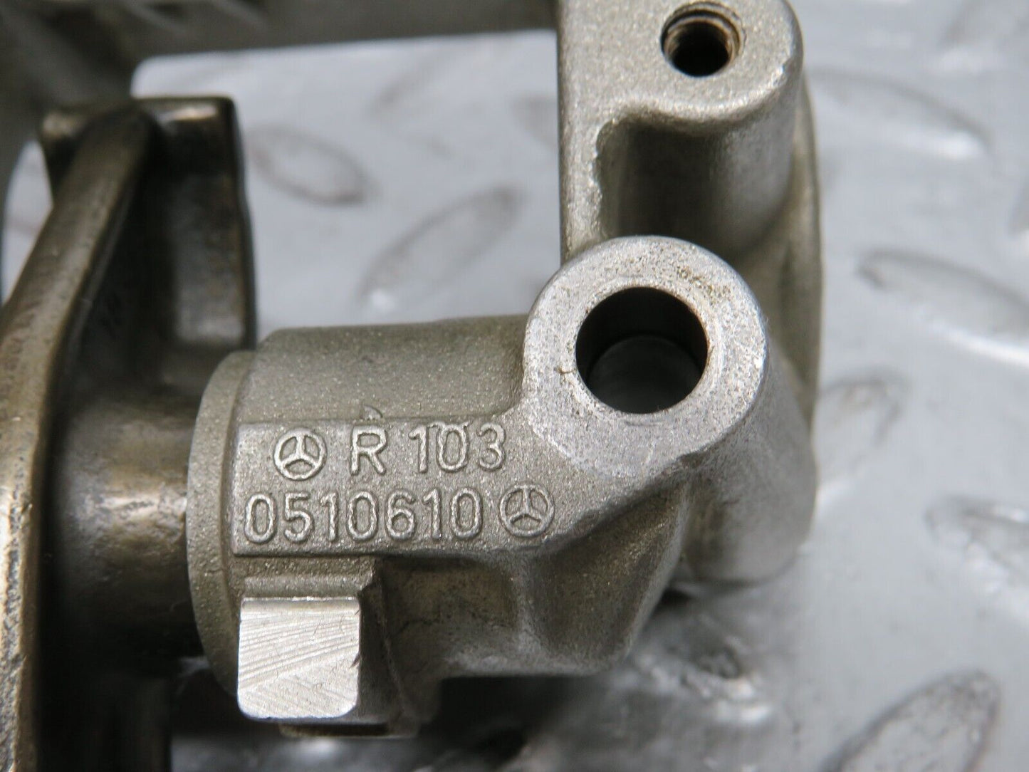 32622 Mercedes-Benz S124 300TE Rocker Arms Camshaft Bearing Block 1030510610