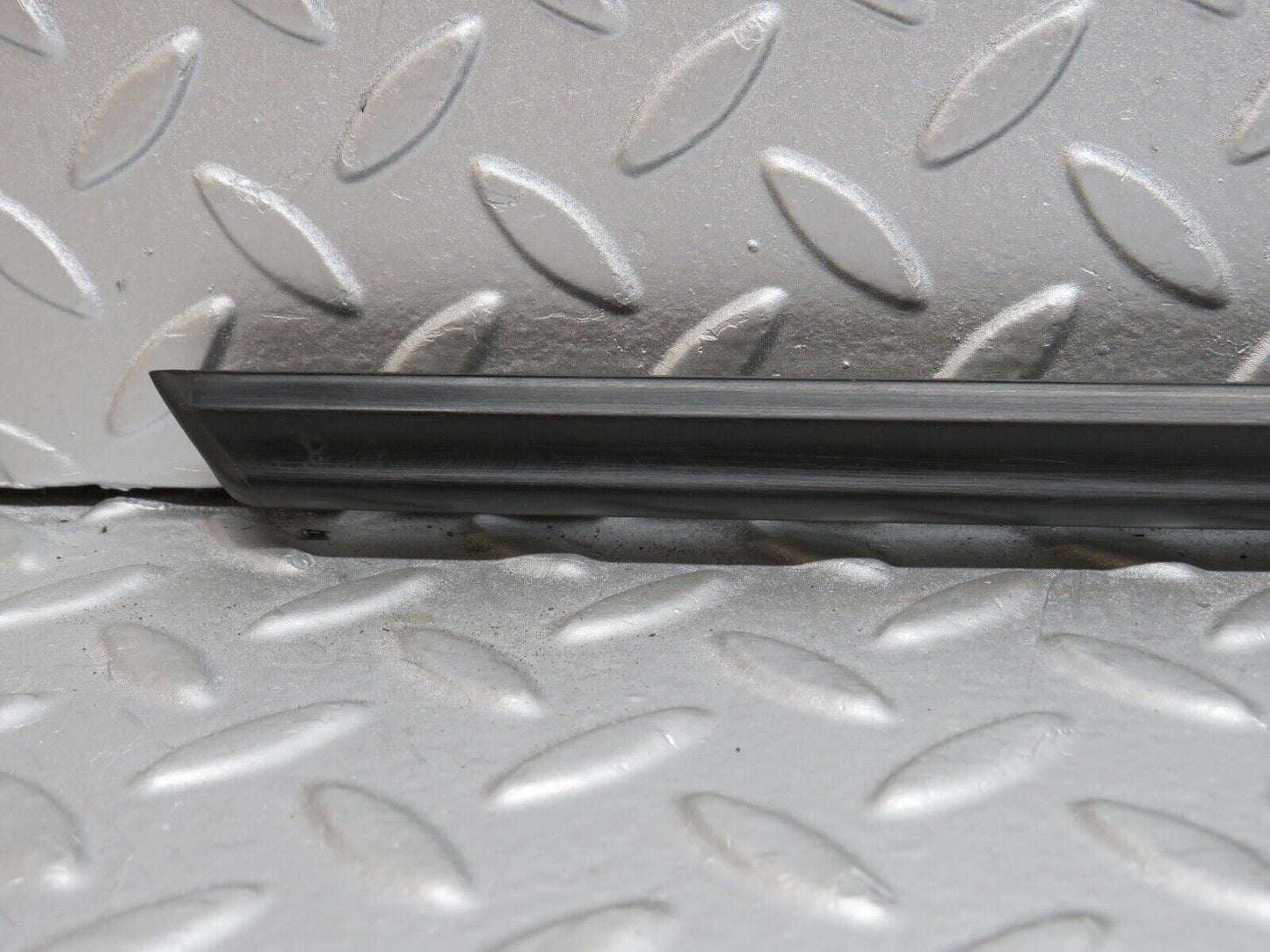 40642 Mercedes-Benz W123 300D Front Right Door Centre Moulding Trim