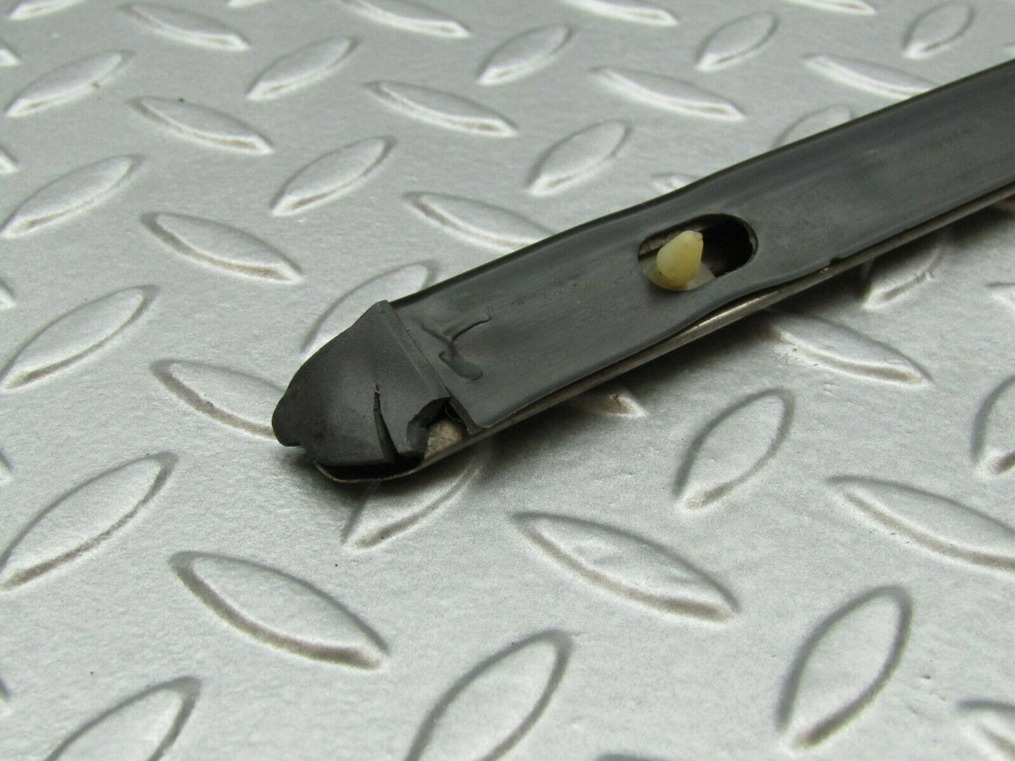 3339 Mercedes-Benz W115 220D Centre Fender Chrome Trim Front Right