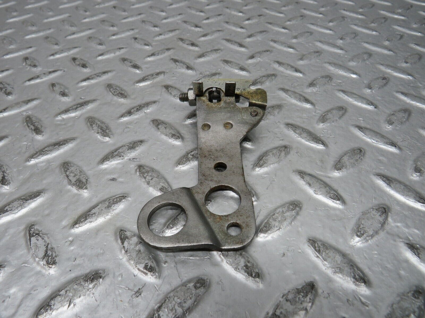 28191 Mercedes-Benz W123 280E Gearbox Linkage Bracket