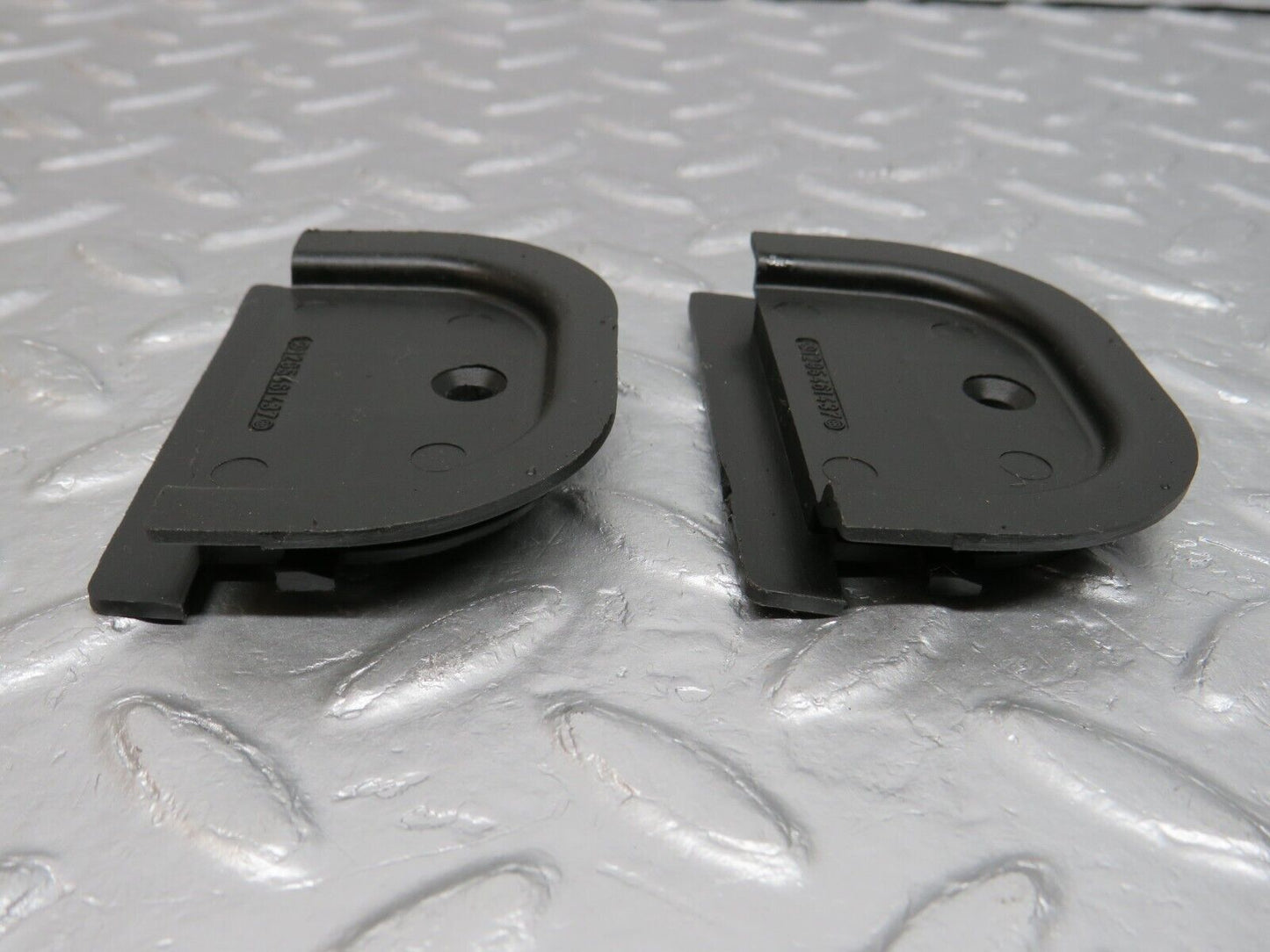 39766 Mercedes-Benz R129 320SL Coupe Front Panel Grommet 2x 1295461437
